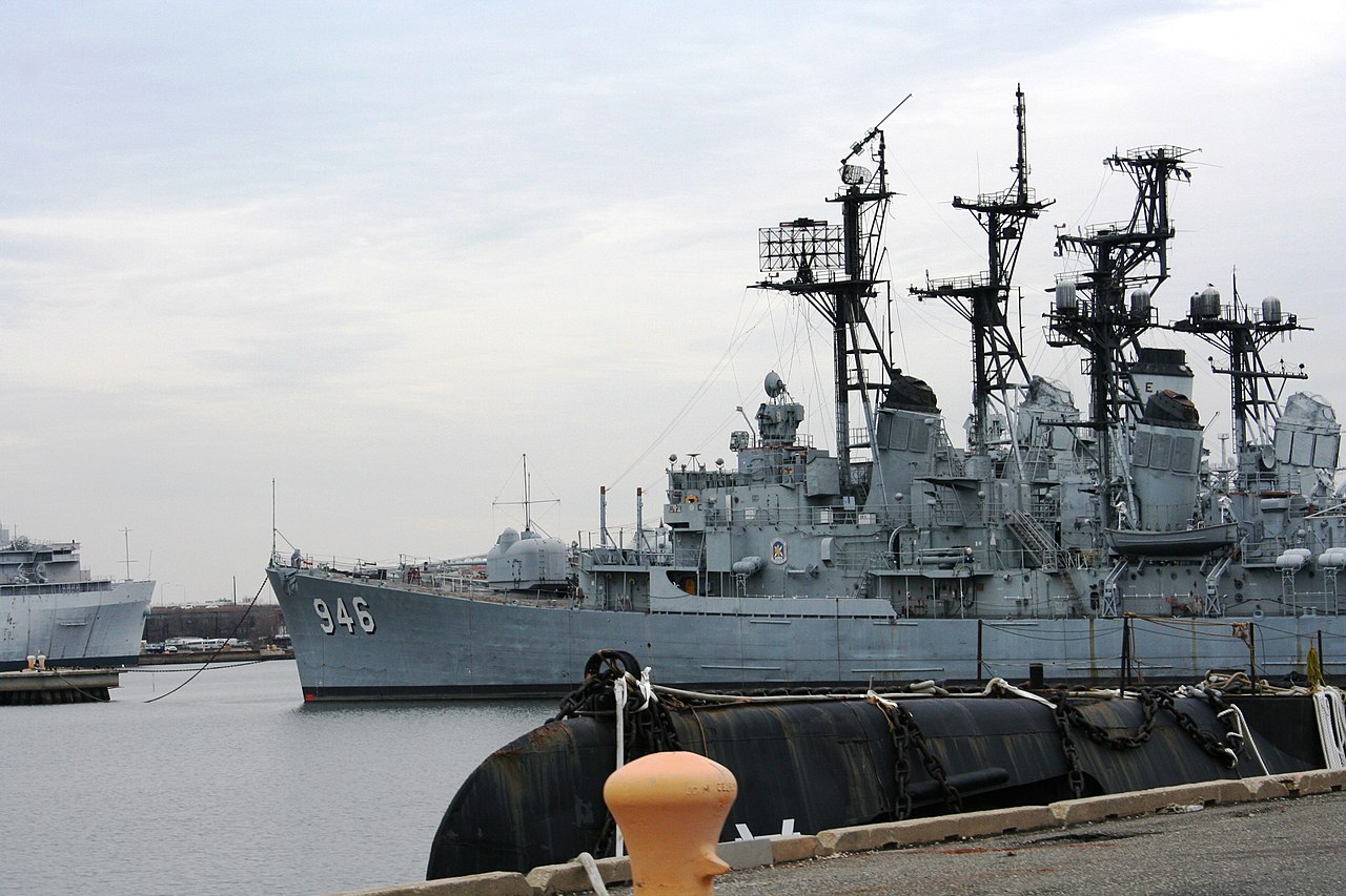 Bow of the USS Edson with the hull number 946 in white